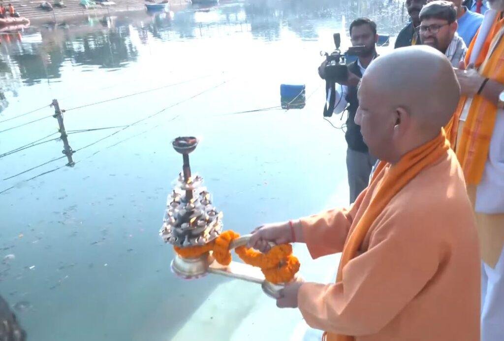 चित्रकूट धाम में शीघ्र उतर सकेंगे बड़े विमान भी, बोले CM Yogi चित्रकूट धाम के मंदाकिनी तट पर गुरूवार को सीएम योगी आरती करते हुए।