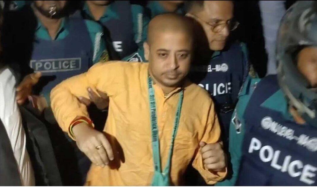 बांग्लादेशी पुलिस इस्कॉन प्रवक्ता संत चिन्मय दास को जेल ले जाती हुई।