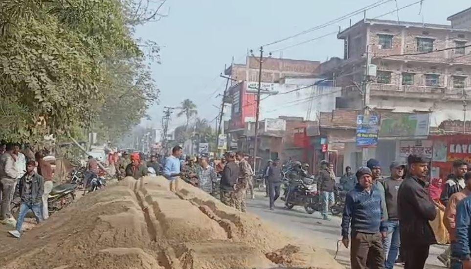 Palamu : बालू ने छीन ली जिंदगी, लोगों ने कर दिया सड़क जाम और कर दी...