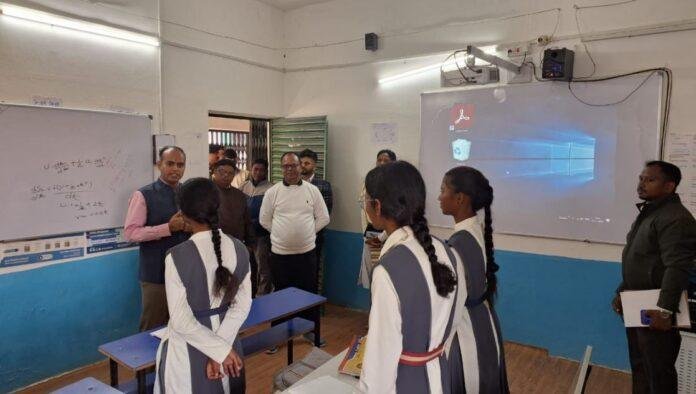 Gumla : उपायुक्त ने भरनो स्थित उत्क्रमित उच्च विद्यालय तुरिअंबा का किया औचक निरीक्षण