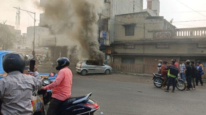 Jamshedpur Breaking : अचानक कार में लगी आग, मची अफरा-तफरी...