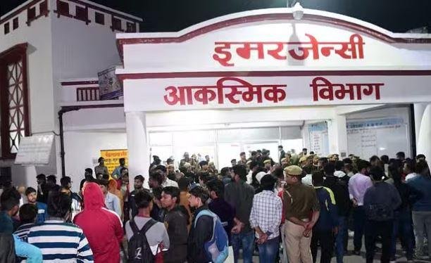 झांसी मेडिकल कॉलेज के बाहर लगी भीड़। 