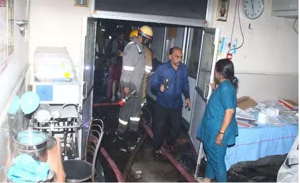 झांसी में अग्निकांड के बाद का मंजर। 
