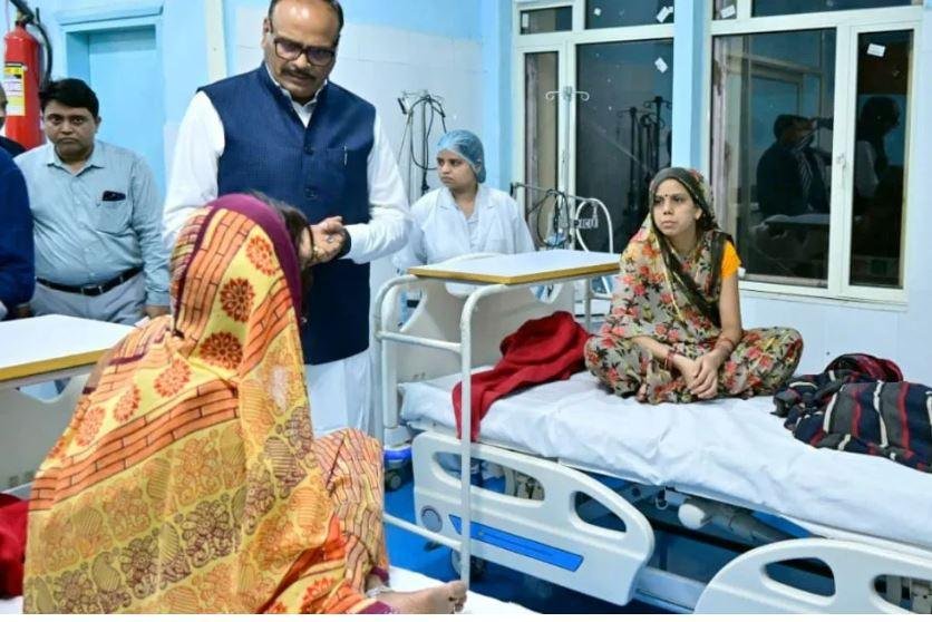 Jhansi अग्निकांड पर CM Yogi सख्त, मांगी 12 घंटे में रिपोर्ट, मरे 4 नवजातों का होगा डीएनए टेस्ट झांसी अग्निकांड में बचाए गए नवजातों का हाल लेने पहुंचे डिप्टी सीएम बृजेश पाठक।