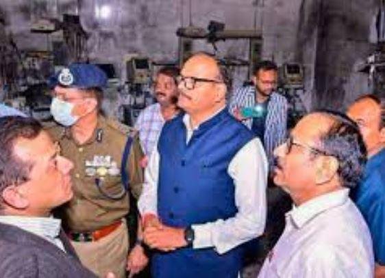 Jhansi अग्निकांड पर CM Yogi सख्त, मांगी 12 घंटे में रिपोर्ट, मरे 4 नवजातों का होगा डीएनए टेस्ट झांसी अग्निकांड की सूचना पाकर मौके पर पहुंचे यूपी के उपमुख्यमंत्री बृजेश पाठक।
