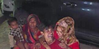 झांसी अग्निकांड में नवजात को खोने के बाद बिलखता परिवार।