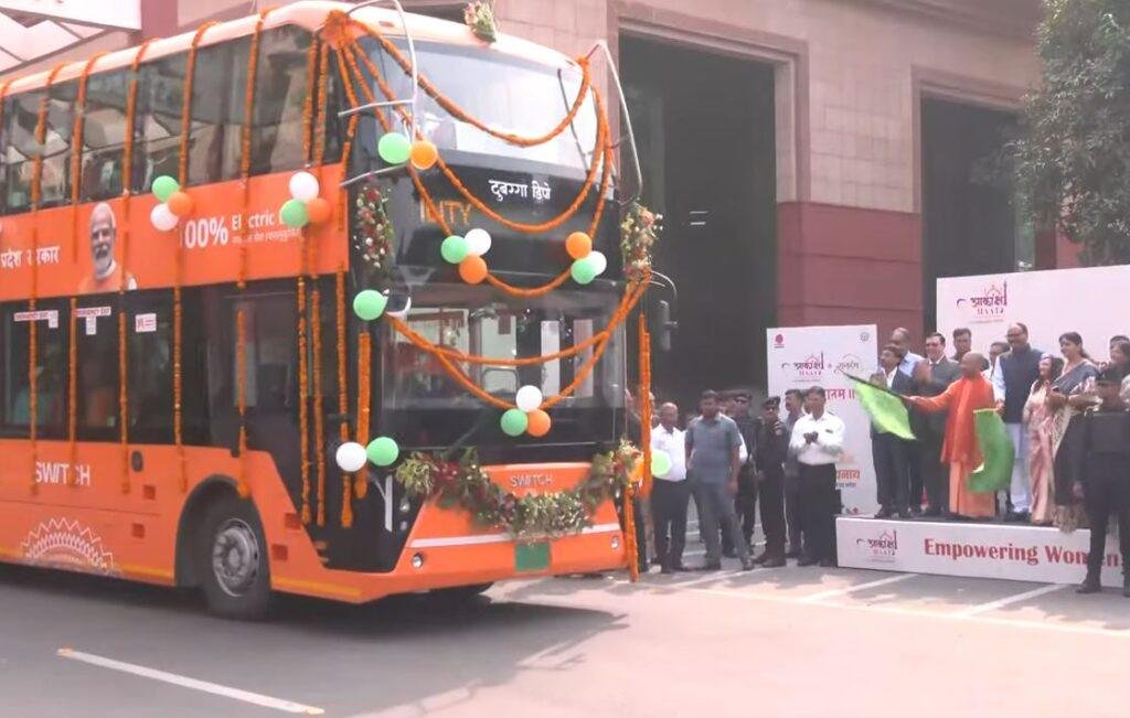 लखनऊ में शनिवार को यूपी के पहले इलेक्ट्रिक डबल डेकर बस का शुभारंभ करते  सीएम योगी आदित्यनाथ। 