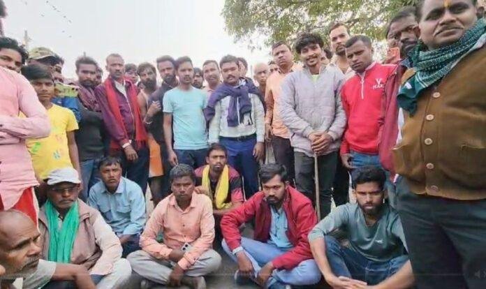 Bokaro : दो युवको की मौत के बाद सड़क पर उतरे लोग, सड़क जाम कर करने लगे ये मांग...