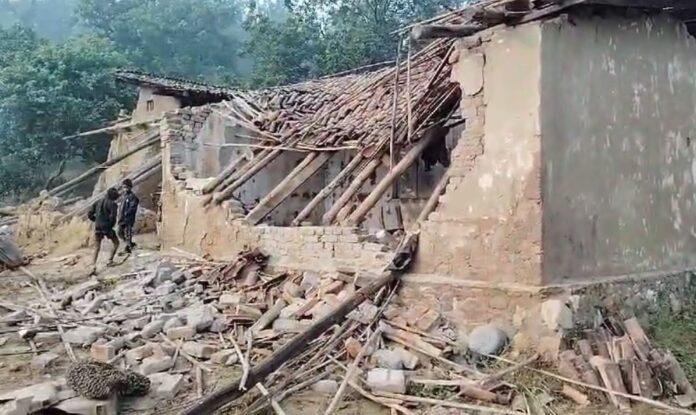 दड़-min Garhwa में जंगली हाथियों का कहर, कई घरों को किया तबाह और...