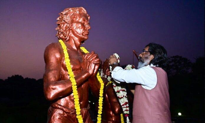 Breaking : शपथ के बाद सीएम हेमंत ने भगवान बिरसा मुंडा और सिदो कान्हू की प्रतिमा पर किया माल्यार्पण...