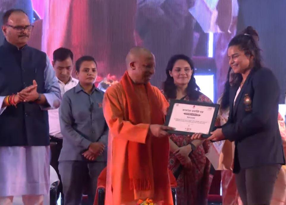 गायिका मैथिली ठाकुर को CM Yogi ने दिया विशिष्ट सम्मान, लखनऊ में दो दिवसीय आकांक्षा हाट शुरू लखनऊ में शनिवार को कुश्ती खिलाड़ी दिव्या को सम्मानित करते सीएम योगी आदित्यनाथ।