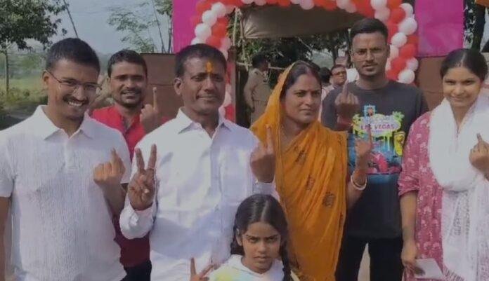 Baghmara Assembly Seat : भाजपा प्रत्याशी शत्रुघ्न महतो ने सपरिवार और कांग्रेस के जलेश्वर महतो ने किया मतदान...