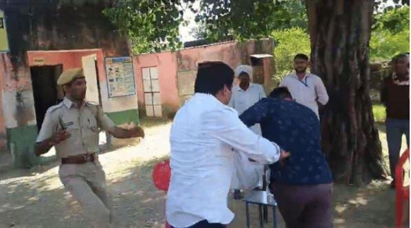 राजस्थान के टोंक में बीते बुधवार को एसडीएम पर थप्पड़ बरसाता निर्दलीय प्रत्याशी नरेश मीणा
