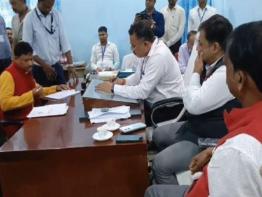 बरहेट से भाजपा प्रत्याशी के नामांकन करने का फोटो