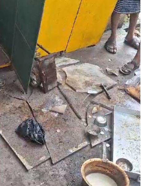 कोलकाता के पास नैहाटी में उपचुनाव की वोटिंग के दौरान बमबाजी और फायरिंग, तृणमूल नेता जख्मी भाटपाड़ा में बमबजाजी और फायरिंग के बाद घटनास्थल का दृश्य।