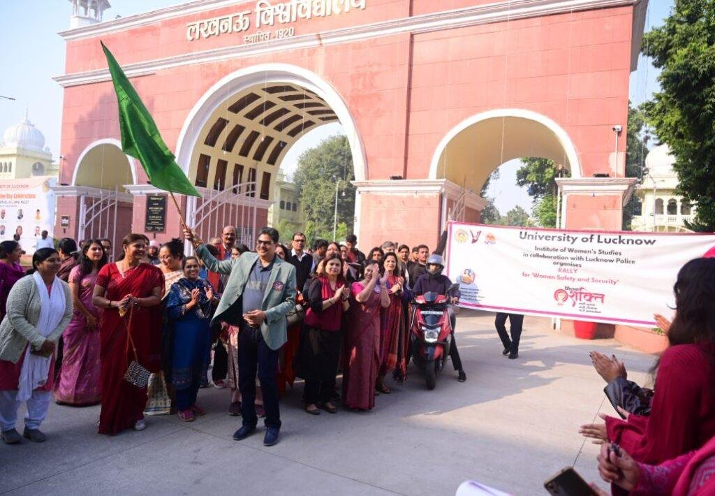 सोमवार को लखनऊ में पिंक स्कूटी रैली को रवाना करते कुलपति प्रो. आलोक राय। 