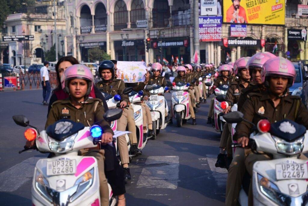 लखनऊ में सोमवार को निकली पिंक स्कूटी रैली