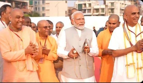 गुरूवार को मुंबई के निकट पनवेल स्थित इस्कॉन सेंटर में हरि-कीर्तन करते पीएम मोदी। 