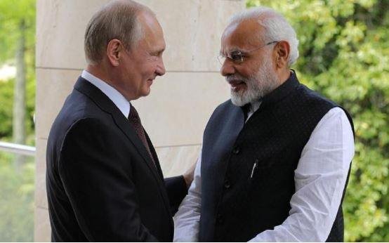 रूसी राष्ट्रपति व्लादिमीर पुतिन की पीएम नरेंद्र मोदी के साथ की फाइल फोटो