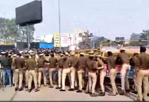 प्रयागराज में उग्र प्रदर्शनकारी परीक्षार्थियों को रोकने में जुटी पुलिस।