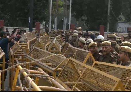 गुरूवार की सुबह पुलिस और प्रदर्शनकारियों के बीच हुई झड़प। 