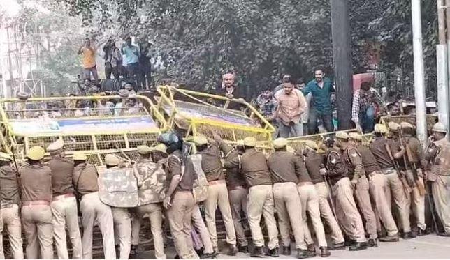 प्रयागराज में उग्र प्रदर्शनकारी परीक्षार्थियों को रोकने में जुटी पुलिस। 