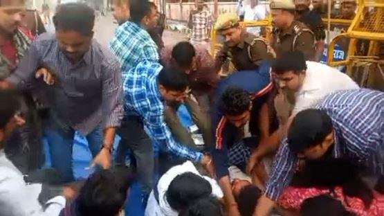 UPPSC Protest : प्रयागराज में गुरूवार को प्रदर्शनकारी परीक्षार्थियों के नेताओं की धरपकड़ करती पुलिस।