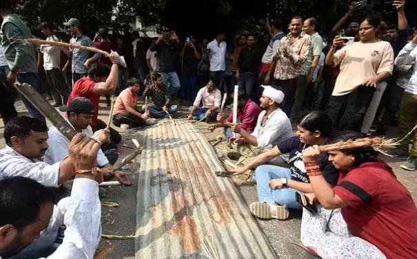 यूपी के प्रयागराज में लोकसेवा आयोग कैंपस के बाहर जारी परीक्षार्थियों का प्रदर्शन। 
