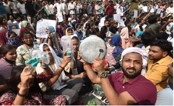 यूपी के प्रयागराज में लोकसेवा आयोग कैंपस के बाहर जारी परीक्षार्थियों का प्रदर्शन।