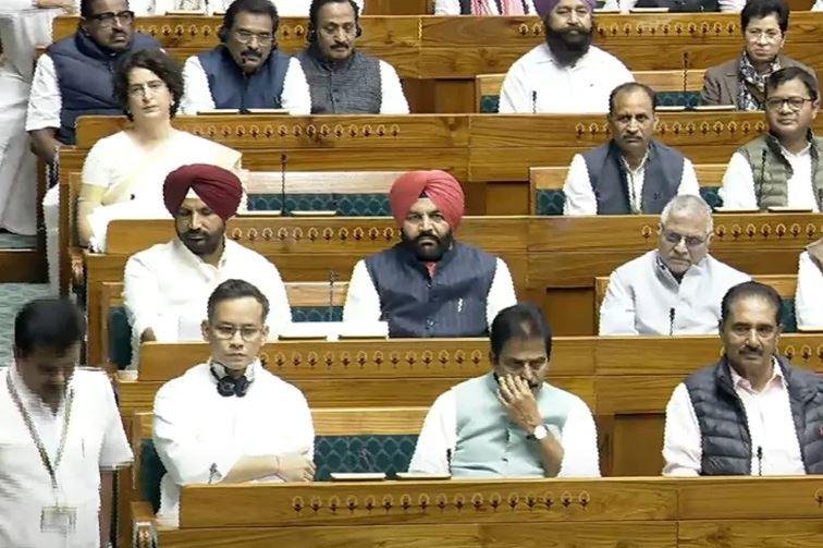 लोकसभा में चौथी पंक्ति में बैठीं प्रियंका गांधी वाड्रा