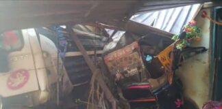 Barhi Accident सड़क किनारे घर में घुसा बेकाबू टेलर।