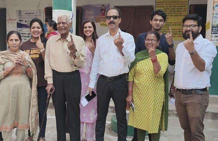 Breaking : एक वोट ऐसा भी, संविधान सभा के सदस्य यदुवंश सहाय की तीन पीढ़ियों ने एक साथ किया मतदान...