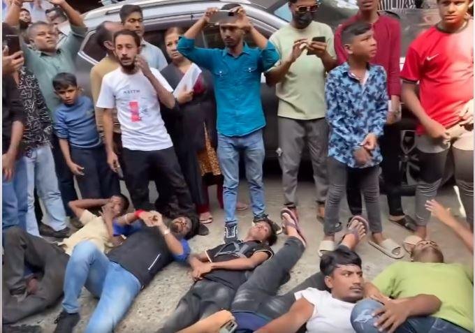 चटगांव कोर्ट परिसर में मंगलवार शाम को चिन्मय दास को जेल ले जाने वाले वाहन के सामने लेटे उनके समर्थक।