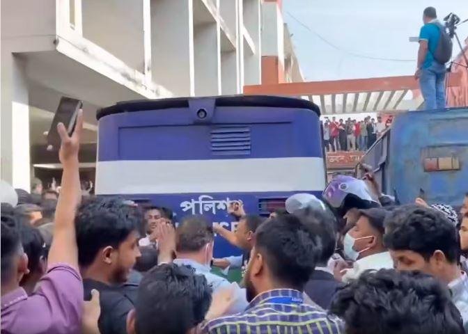 मंगलवार को बांग्लादेश के चटगांव कोर्ट परिसर में पुलिस के बंदी वाहन को घेरे हुए लोगाों का हुजूम। इसी वाहन में संत चिन्मय को जेल ले जाने को बैठाया गया था। 