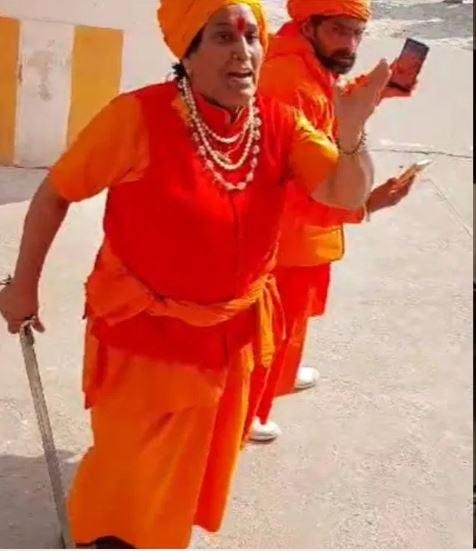 बिजनौर कलेक्ट्रेट में मंगलवार को तलवार भांजती साध्वी