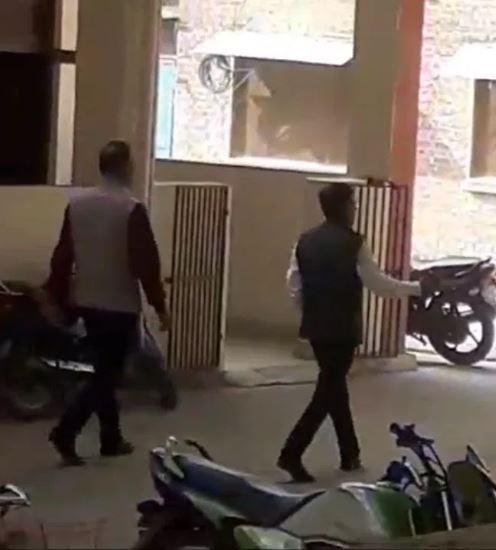 साध्वी ने कलेक्ट्रेट में भांजी तलवार, पीछे के दरवाजे खिसके डीएम कलेक्ट्रेट में साधु-संतों के प्रदर्शन के दौरान पीछे के दरवाजे से बाहर निकले बिजनौर के डीएम अंकित कुमार।