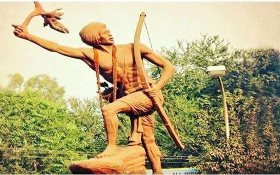 भगवान बिरसा मुंडा की प्रतिमा। 