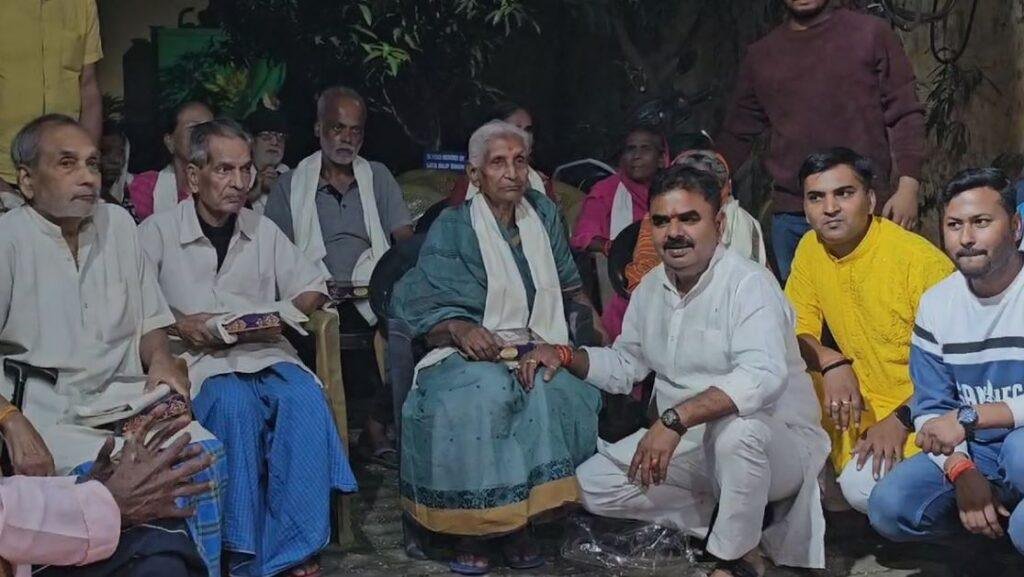 Hazaribagh : कांग्रेस नेता मुन्ना सिंह ने वृद्ध आश्रम में कुछ ऐसे मनाई दीपावली... 1 22Scope News बूज min 22Scope News