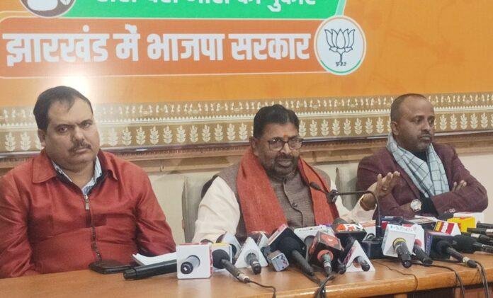 Breaking : हारेंगे तो हूरेंगे और जीतेंगे तो थुरेंगे-जेएमएम और कांग्रेस पर जमकर बरसे रविन्द्र राय...