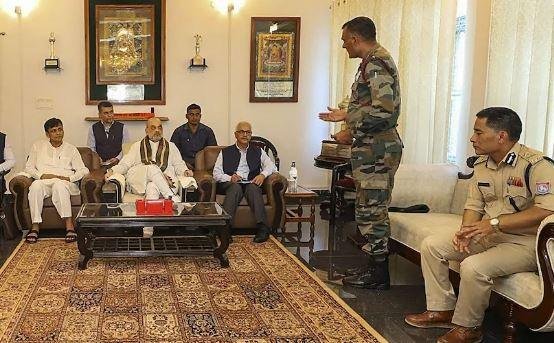 मणिपुर के हालात पर सुरक्षा अधिकारियों से बैठक करते केंद्रीय गृह मंत्री की फाइल फोटो