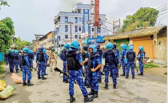 मणिपुर में सड़कों पर उतरे सुरक्षा बल। 