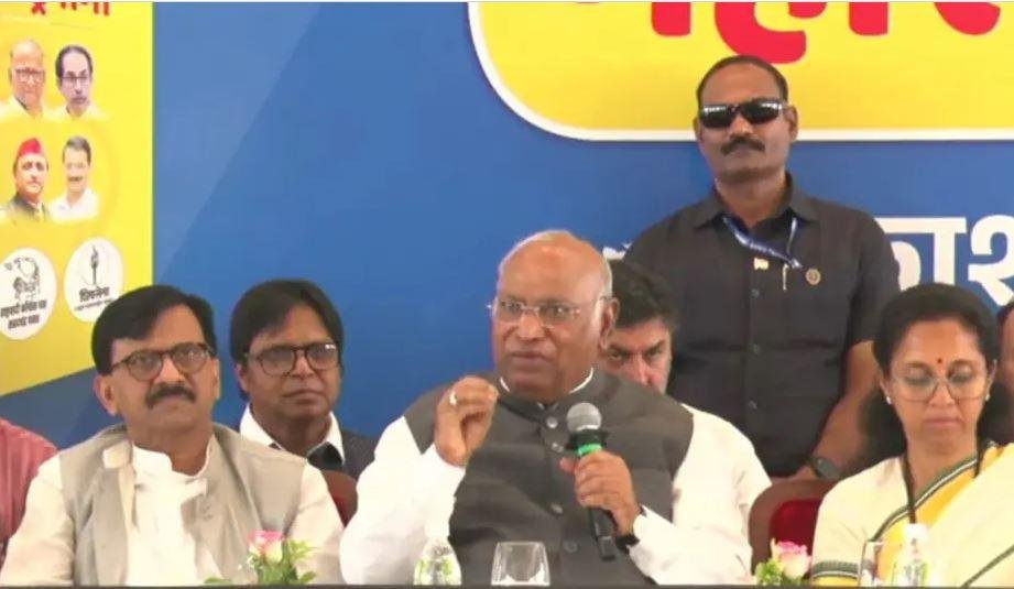 महाराष्ट्र विधानसभा चुनाव के लिए घोषणापत्र जारी करते इंडी गठबंधन के नेता। 