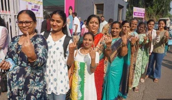 महाराष्ट्र के मतदान के लिए कतार में लगीं महिलाएं। 