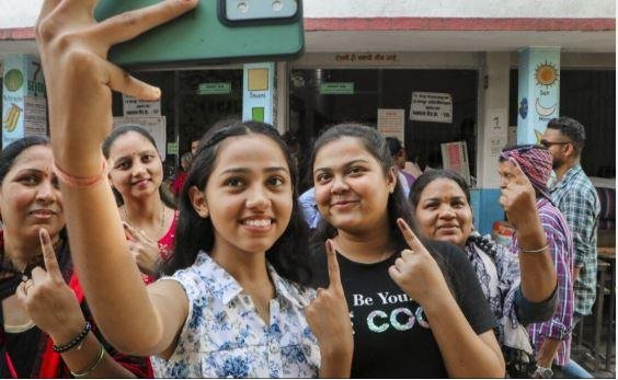 महाराष्ट्र के मतदान में युवाओं में उत्साह। 