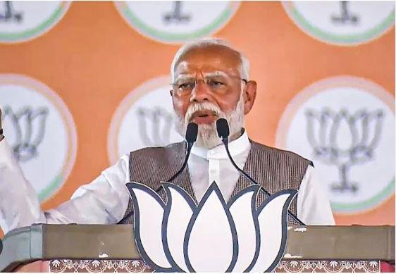 महाराष्ट्र में शुक्रवार को चुनावी सभा को संबोधित करते पीएम नरेंद्र मोदी। 