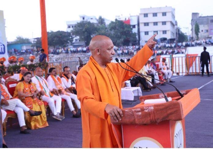 रविवार को महाराष्ट्र की चुनावी सभा में सीएम योगी आदित्यनाथ।