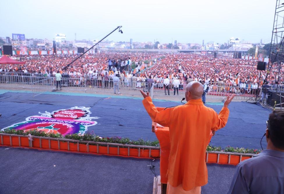 रविवार को महाराष्ट्र की चुनावी सभा में सीएम योगी आदित्यनाथ। 