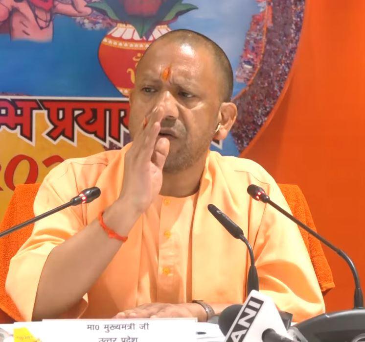 महाकुंभ 2025 में दिखेगी डिजिटल स्वच्छता, सुरक्षा और पार्किंग व्यवस्था, सीएम योगी ने किया खुलासा सीएम योगी आदित्यनाथ महाकुंभ 2025 की जानकारी देते हुए।