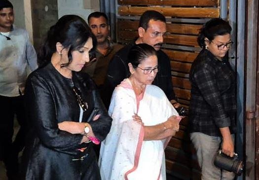 Moon Moon Sen के पति नहीं रहे, शोकाकुल लहजे में बोलीं – हमारा जीवन चलाने वाला चला गया... Moon Moon Sen के आवास से निकलतीं सीएम ममता बनर्जी।