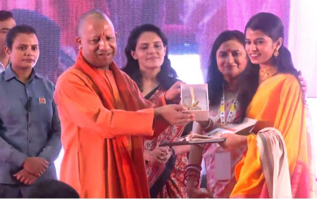 गायिका मैथिली ठाकुर को CM Yogi ने दिया विशिष्ट सम्मान, लखनऊ में दो दिवसीय आकांक्षा हाट शुरू लखनऊ में शनिवार को गायिका मैथिली ठाकुर को सम्मानित करते सीएम योगी आदित्यनाथ।